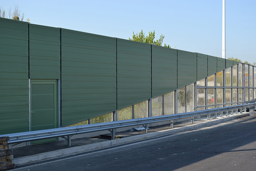 Lärmschutz an der A23 Knoten Inzersdorf aus Aluminium mit transparenten Elementen